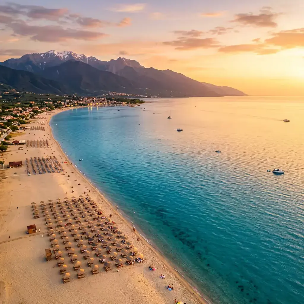 Široka peščana plaža u Nei Pori sa mirnim morem