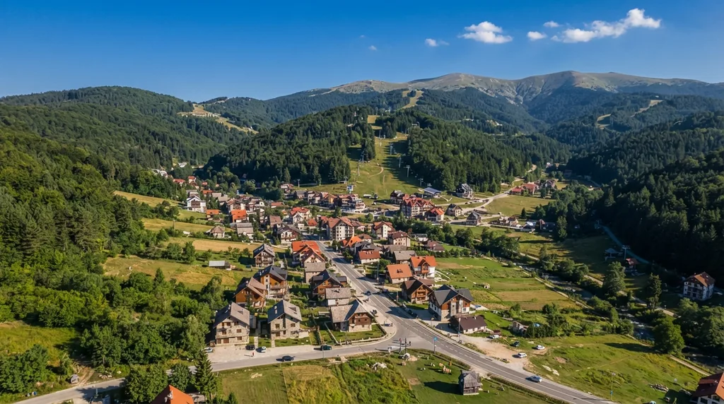 Brzeće u podnožju Kopaonika sa trasom gondole koja se penje uz padinu
